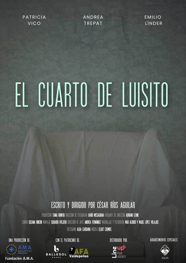 Pòster de la pel·lícula 'El cuarto de Luisito'. Mostra una cadira de rodes amb un llençol blanc al damunt. El títol es troba al centre de la imatge, i els noms dels actors, Patricia Vico, Andrea Trepat i Emilio Línder, a la part superior. A la part inferior, hi ha els crèdits de la pel·lícula.
